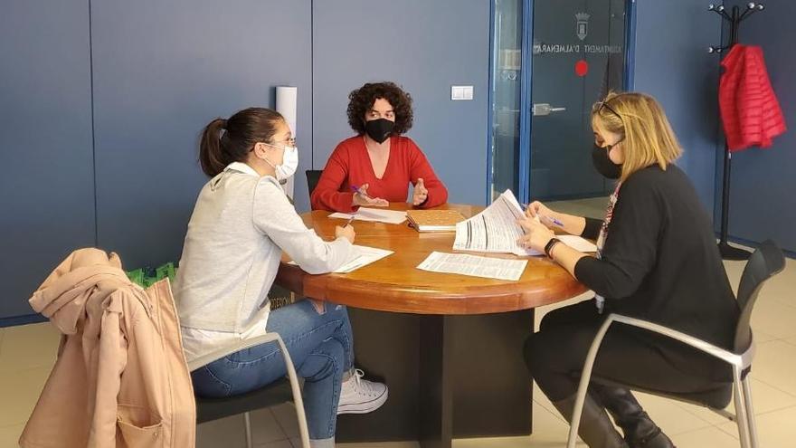 La alcaldesa de Almenara, Estíbaliz Pérez, y parte del equipo de gobierno municipal, coordinando las acciones.