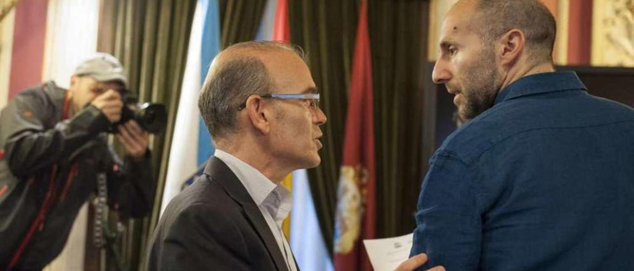 Barquero (PSOE), Jácome (DO), al inicio del pleno del Concello. // Brais Lorenzo