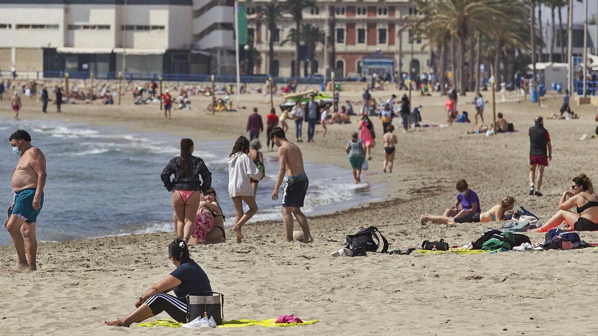 Las playas de Alicante fueron la elección para centenares de personas para pasar el primer día de mona.  | ALEX DOMÍNGUEZ