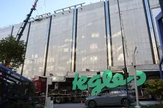 El Corte Inglés de Vigo renueva su letrero en Gran Vía