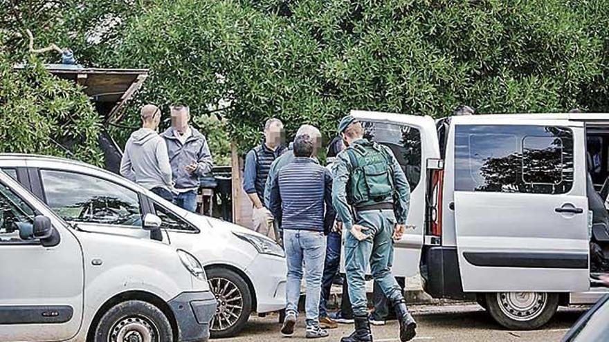 Agentes de la Guardia Civil inspeccionan una chabola en el polÃ­gono de Son Rossinyol.