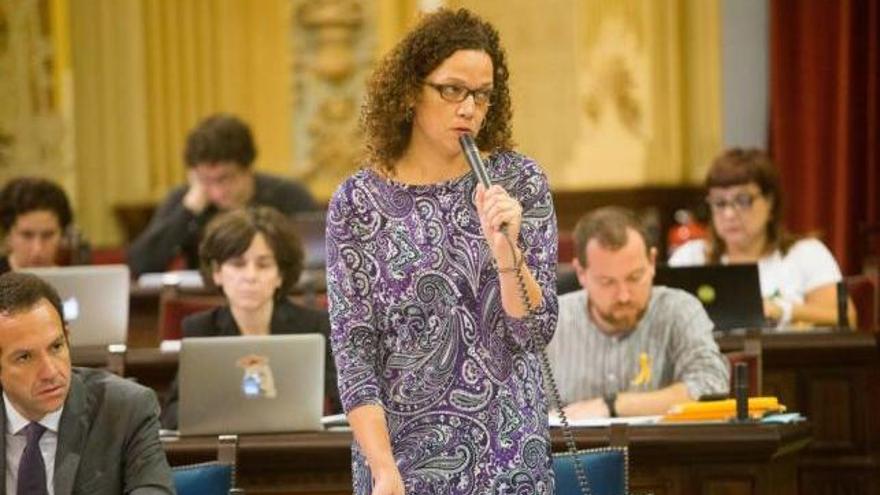 La consellera Catalina Cladera, en un pleno del Parlament.