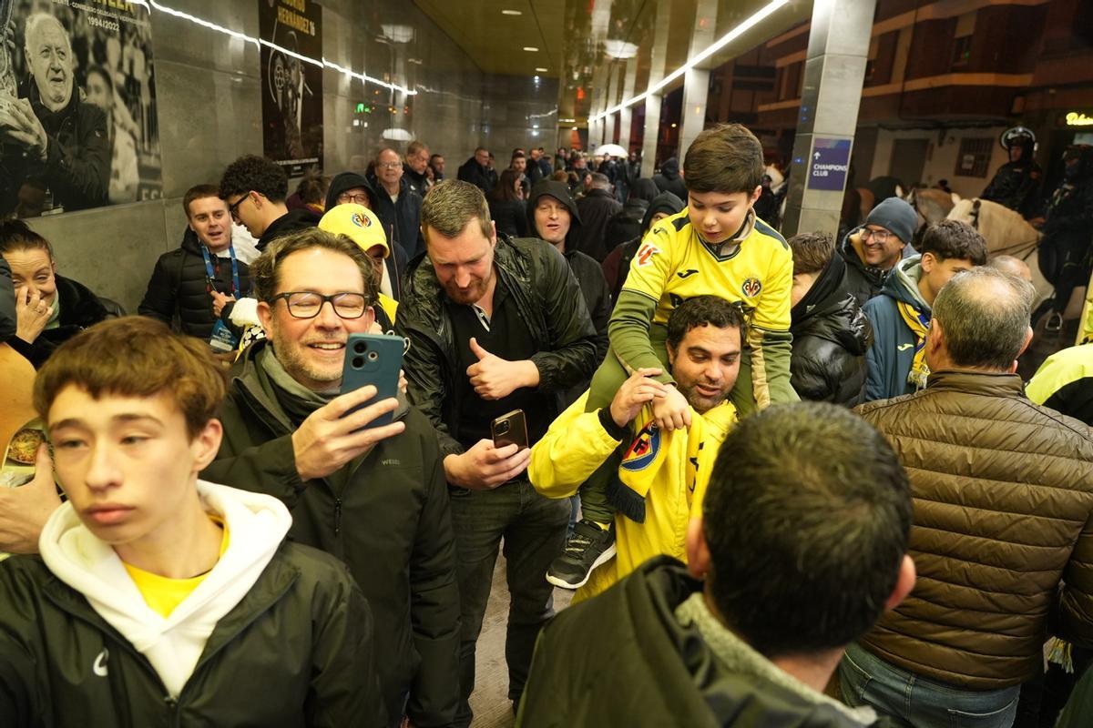 Galería: La lluvia no impide a la afición amarilla perderse el Villarreal-Ajax
