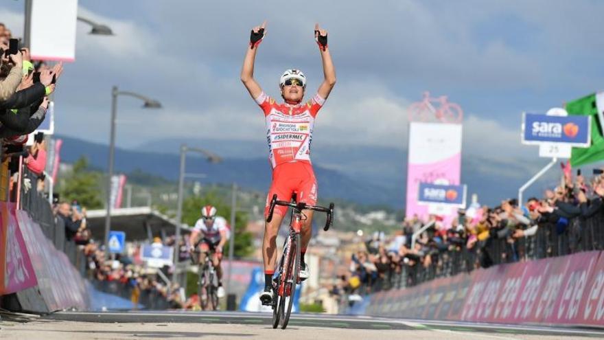 Valerio Conti entrant a la línia de meta