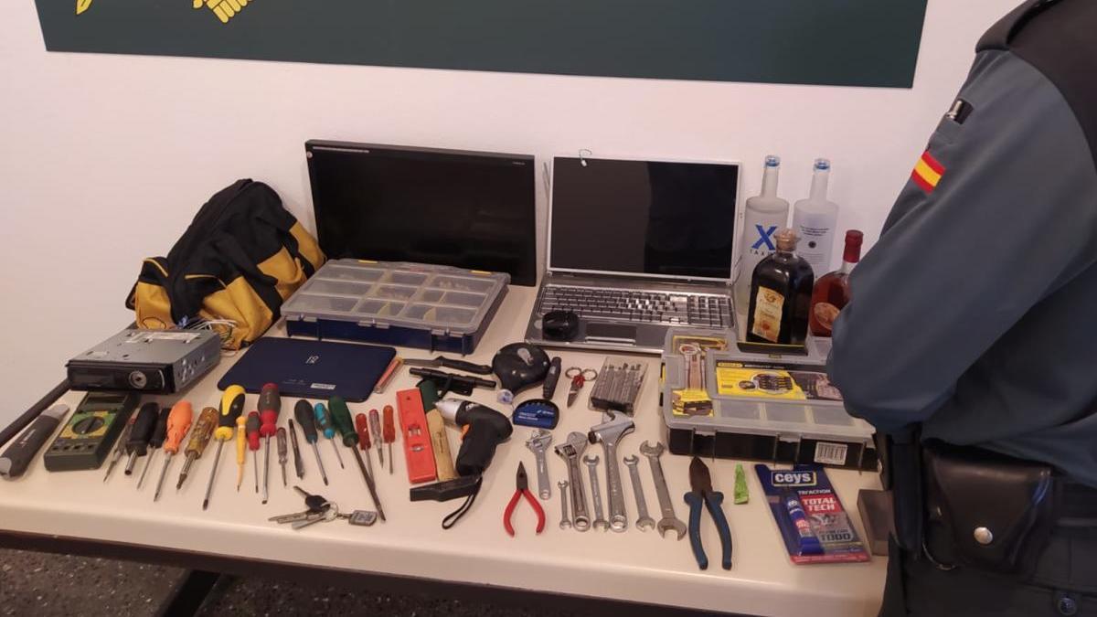 Algunos de los objetos robados y recuperados por la Guardia Civil / G.C.