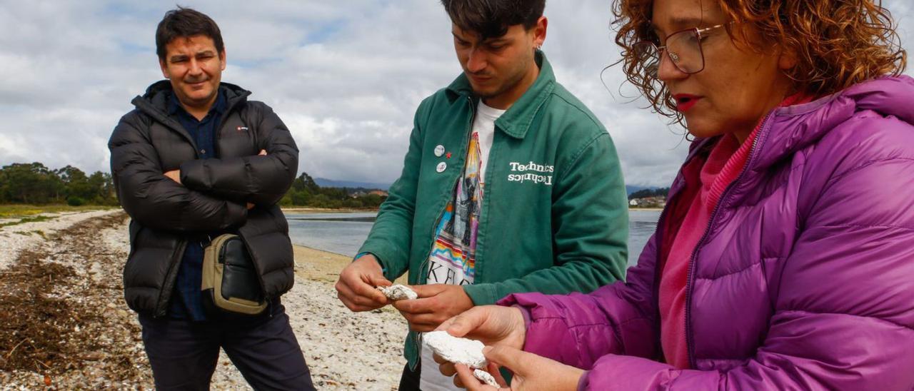 Montse Prado, junto a integrantes del BNG local, muestra restos del vertido de A Canteira.