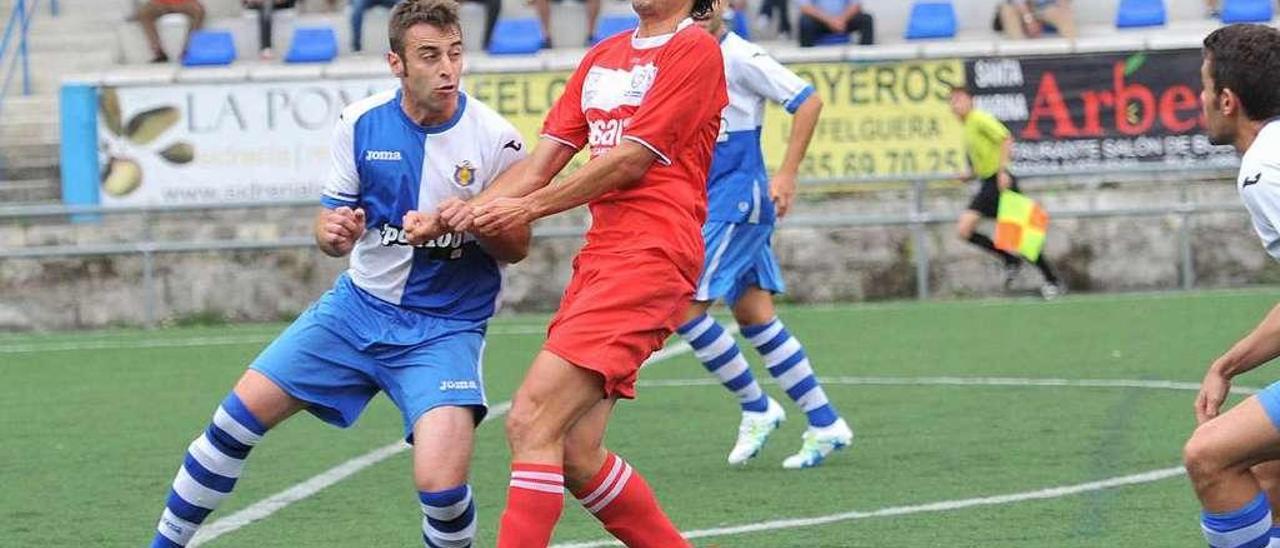 Ginés disputa un balón con Jairo Cárcaba en el Tuilla-Marino de esta temporada.