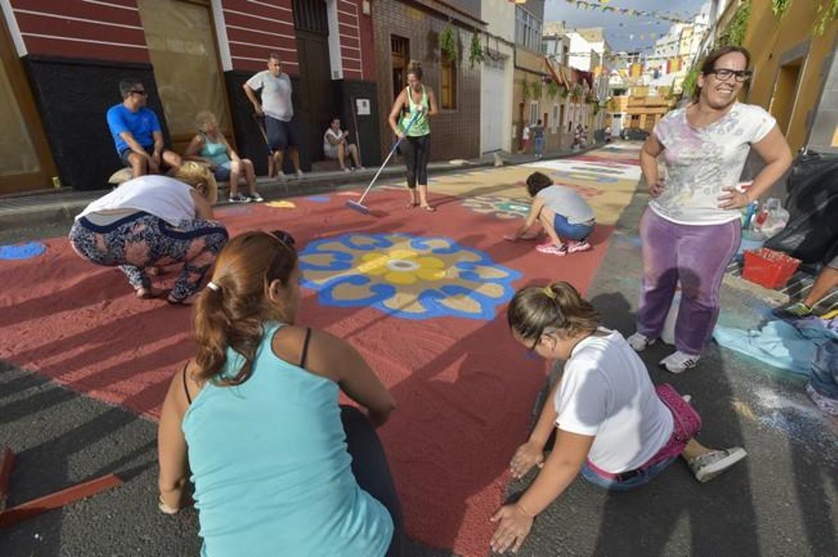 Alfombras por la fiesta de la Vingen del Carmen, ... Alfombras por la fiesta de la Vingen del Carmen, ...