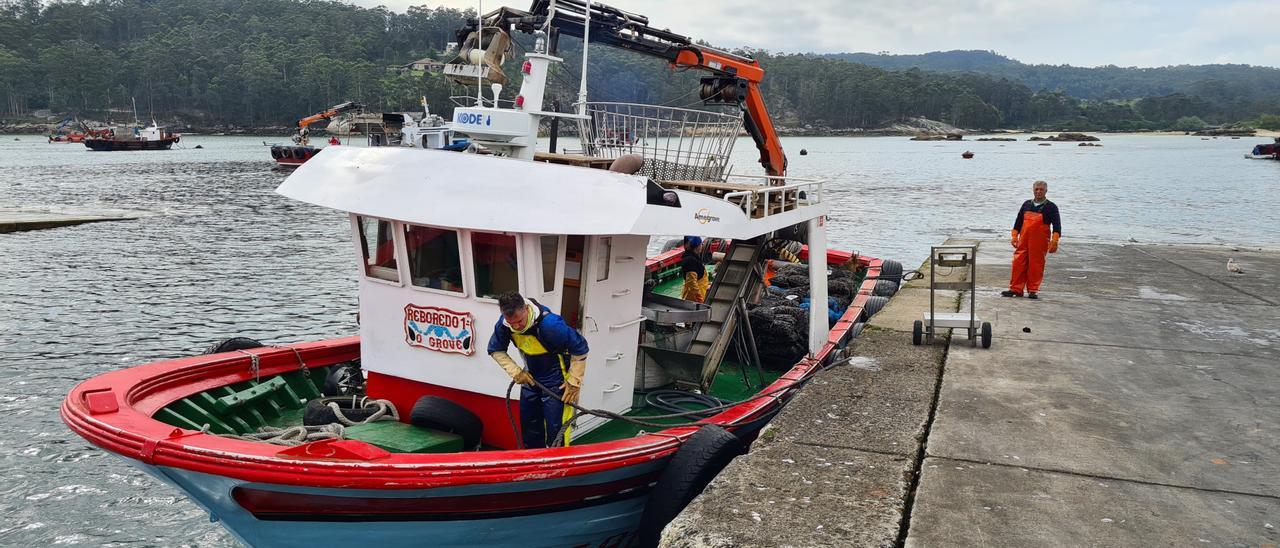 Un barco bateeiro de O Grove.