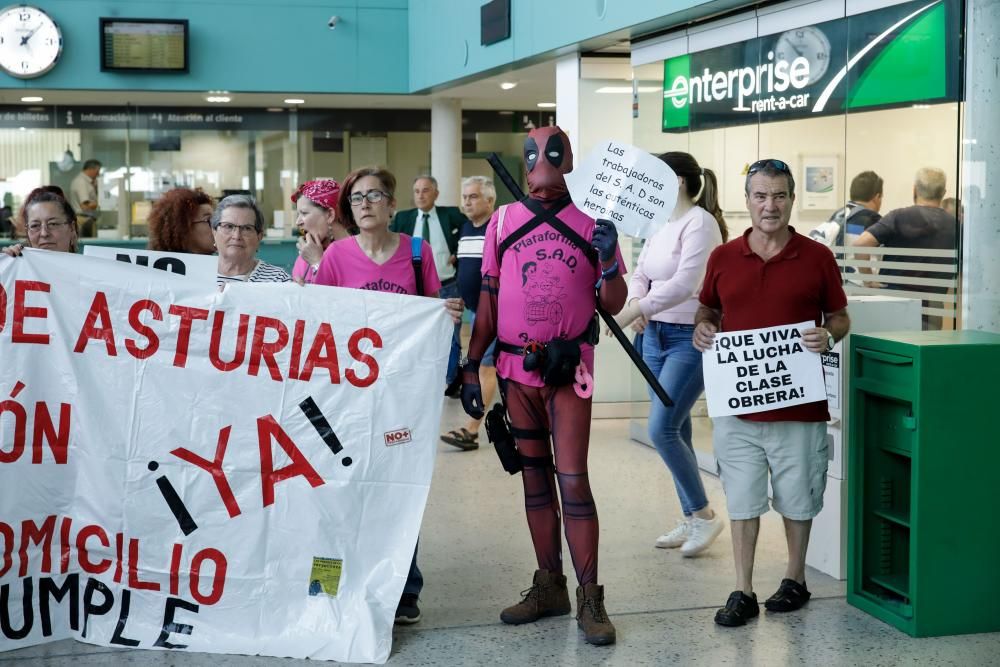 La llegada del Tren negro a Gijón da comienzo a la Semana Negra