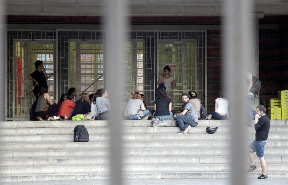 Padres independentistas ocupan colegios junto a su hijos