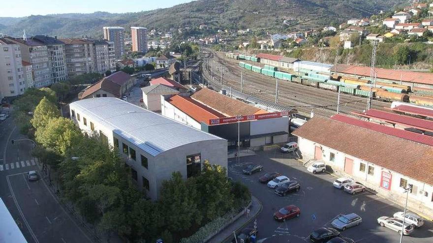 Zona en la que se ubicará la nueva estación intermodal, al lado de la actual, en A Ponte. // Iñaki Osorio