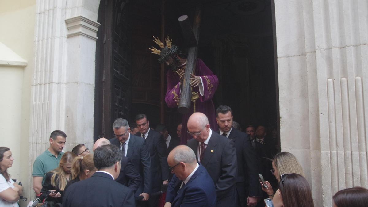 El Nazareno de Viñeros sale de su templo en el traslado de 2023.