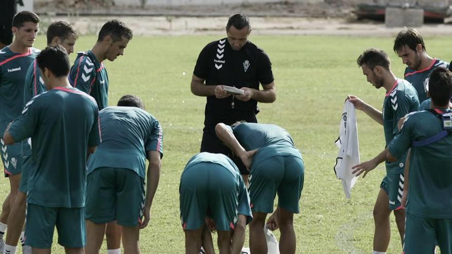 José Manuel Aira, el entrenador del Real Murcia, dando instrucciones a sus jugadores en un entrenamiento del equipo grana.