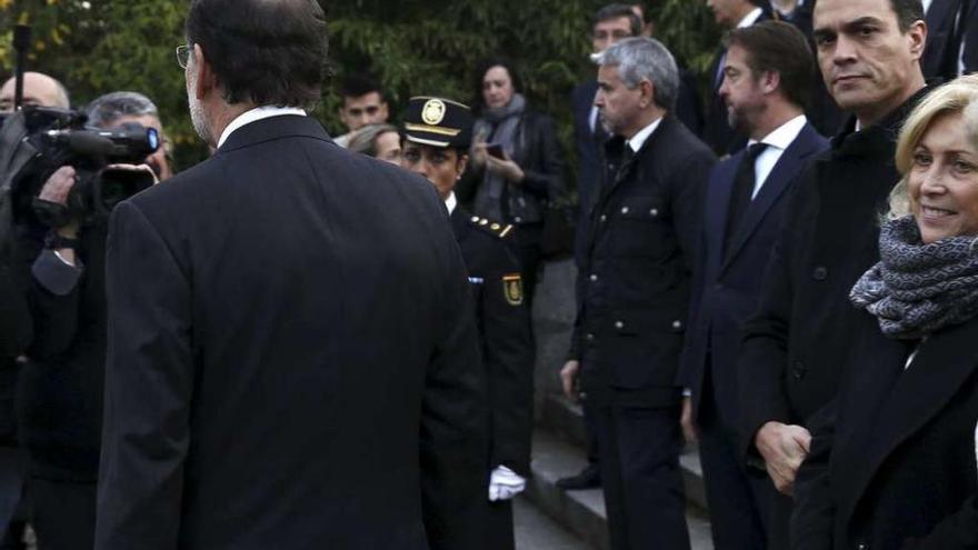 La distancia del día después entre Rajoy y Sánchez  |  El candidato del PP a la Moncloa y su oponente del PSOE se vieron ayer de nuevo las caras, un día después del bronco debate electoral que protagonizaron la noche del lunes. Al finalizar el funeral por los dos policías caídos en Afganistán, y cuando los Reyes ya se iban, Pedro Sánchez adelantó unos puestos para poder colocarse en posición de saludar a los monarcas. Detrás venía Mariano Rajoy y ambos se estrecharon la mano. Como muestra la fotografía de la derecha, tomada un momento después, el gesto del líder del PSOE es casi hosco, y en televisión pudo verse a un Rajoy con el semblante propio de un acto solemne y emotivo como el de ayer.