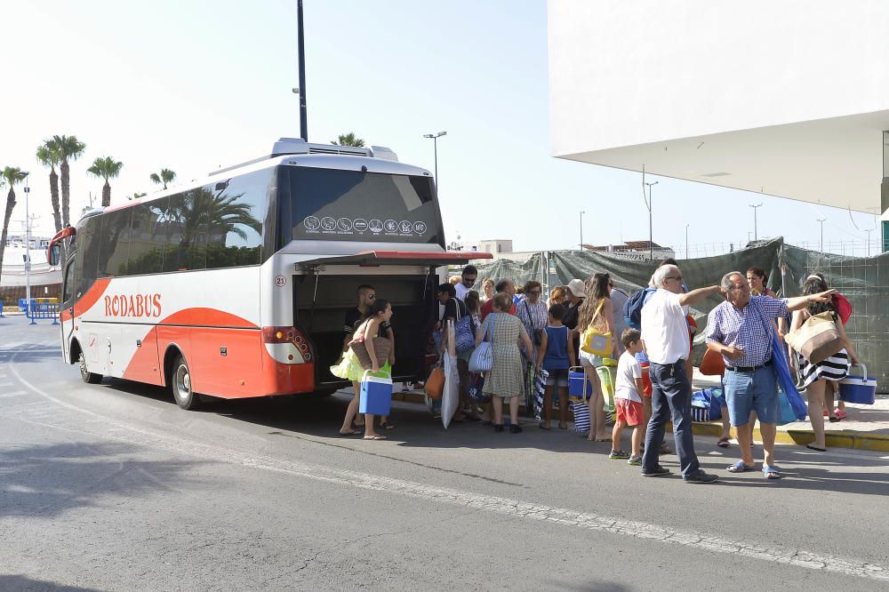 Visitantes de pueblos de Murcia y Albacete alquilan autobuses para pasar el día en Santa Pola.