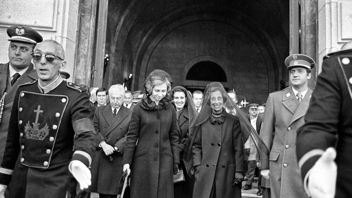 La viuda de Franco, Carmen Polo, entre Sofía de Grecia y Juan Carlos de Borbón, a la salida del entierro del dictador en el Valle de los Caídos.