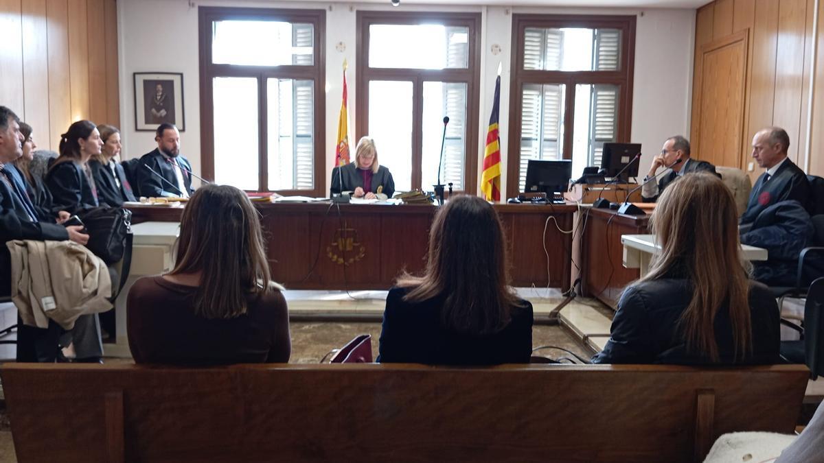 Dos de las condenadas, junto a otra acusada que quedó absuelta, ayer en un juzgado de lo penal de Palma.