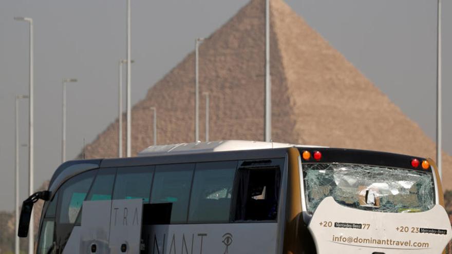 L&#039;autobús afectat per una explosió a Egipte, amb una piràmide en segon pla