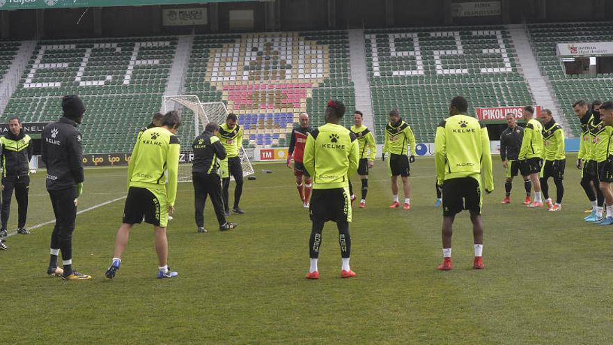 Los jugadores del Elche en el entrenamiento de esta mañana preparando la tercera visita de la historia al Atlético Baleares