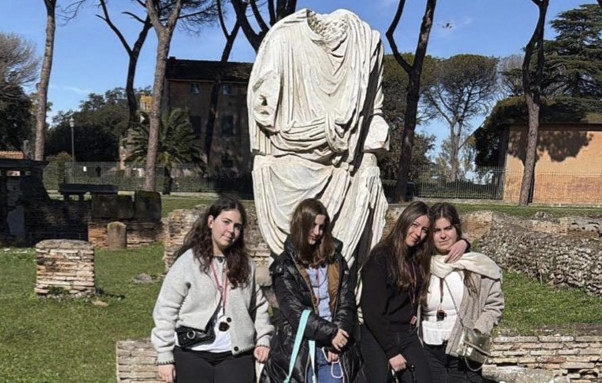 Las cuatro jóvenes, ante una escultura en Roma. |