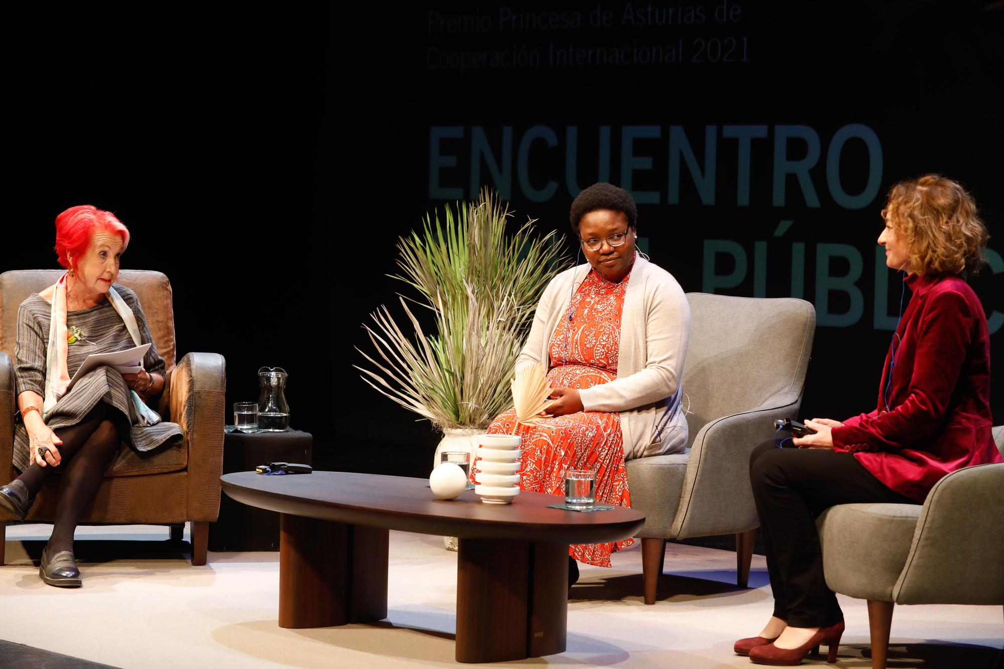 Lucas Lake y Fiona Mavhinga, de CAMFED, en el Palacio Valdés de Avilés: "Sólo puedes soñar cuando puedes estudiar"