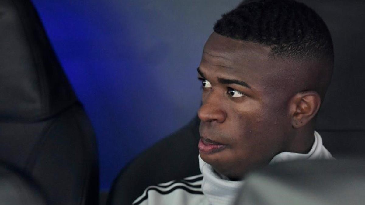 Vinicius, sentado en el banquillo del Bernabéu.