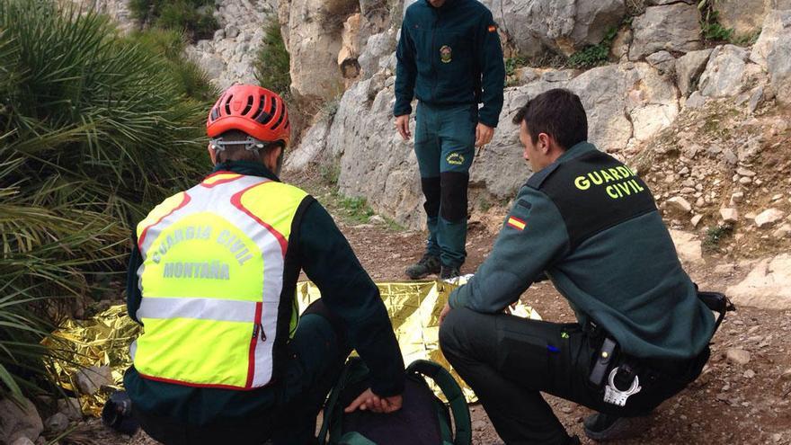 Los efectivos de la Guardia Civil atienden al escalador accidentado en El Chorro.