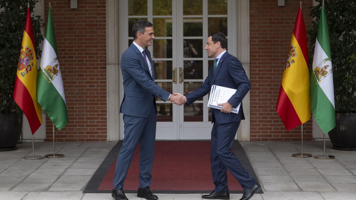 El presidente del Gobierno, Pedro Sánchez, saluda al presidente de la Junta de Andalucía, Juan Manuel Moreno, en una visita a Moncloa