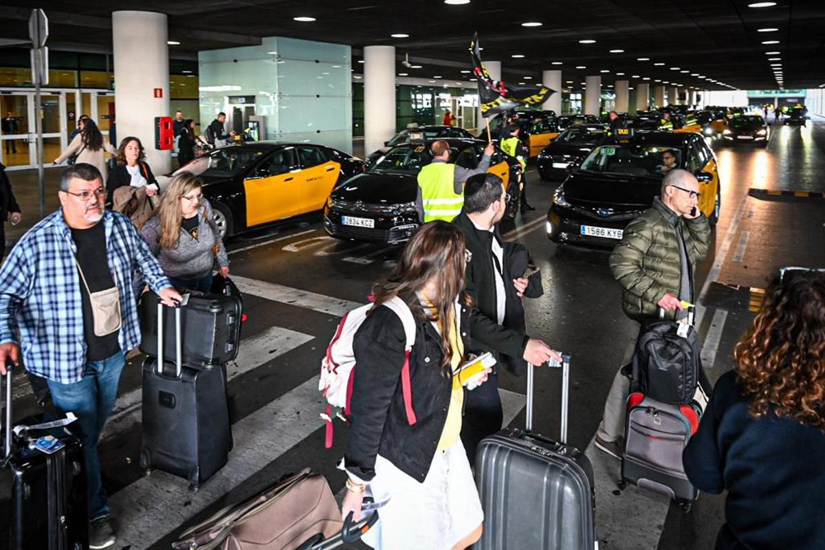 Protesta de taxis en el aeropuerto de Barcelona