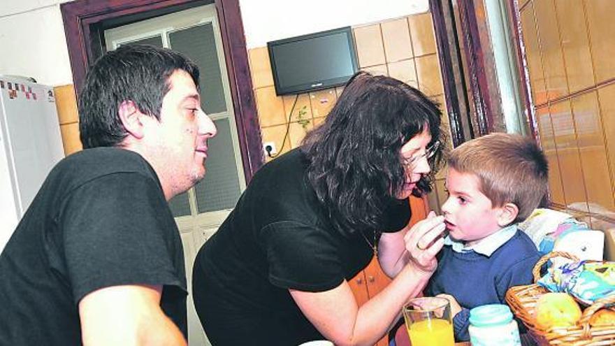 David Vázquez y Natalia Obraztsova, junto a su hijo, Javier Vázquez, en su casa de Ujo.