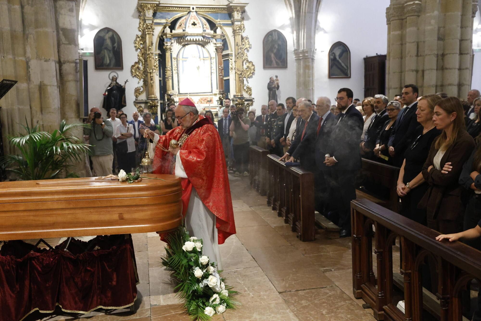 Las imágenes del funeral de Antonio Trevín en la basílica de Llanes.