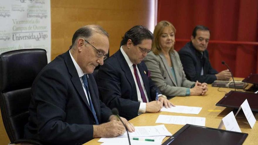 El rector de la UVigo, Manuel Reigosa, con el ministro de Turismo de Ecuador, Enrique Ponce de León, la vicerrectora del campus, Esther de Blas, y Fabián Altamirano, ecuatoriano y estudiante del Máster de Turismo, en el campus de Ourense. // Enzo Sarmiento