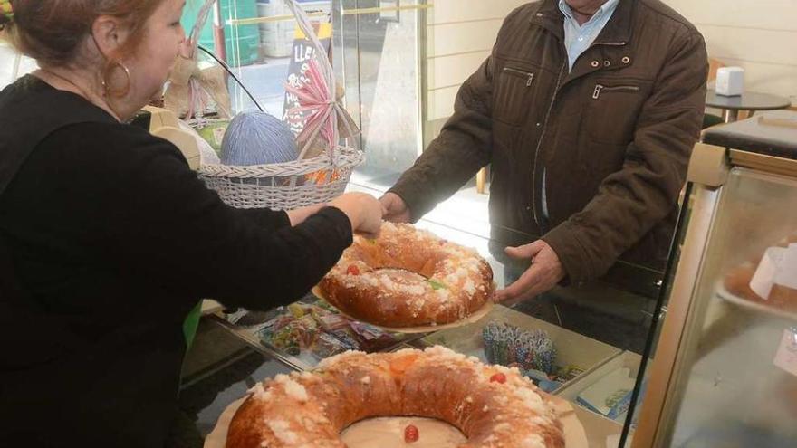 Un cliente compra un roscón de reyes en una panadería pontevedresa. // Rafa Vázquez