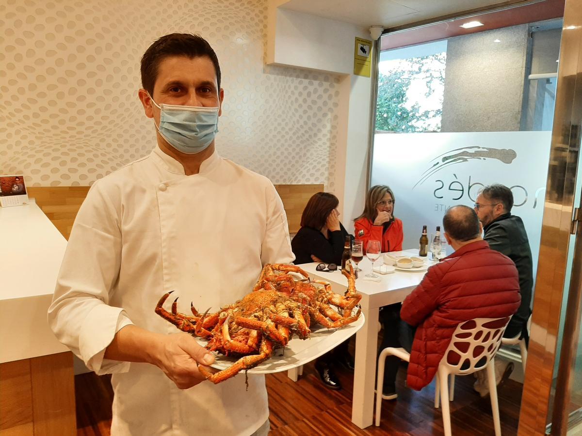 El cocinero con una bandeja con dos centollas en el restaurante, situado en la Praza Massó de Bueu.