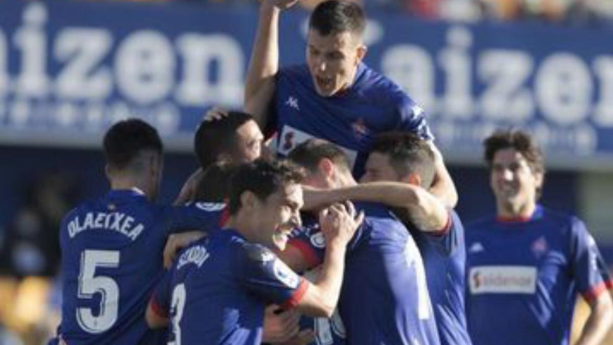 Los jugadores del Amorebieta celebran un tanto.