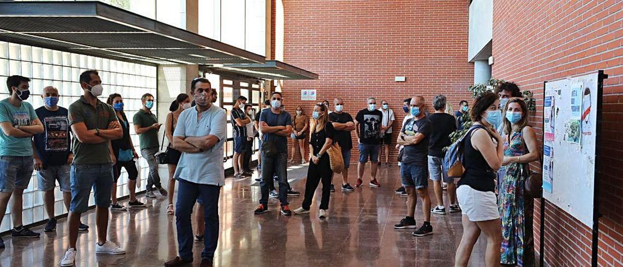 Un grupo de aspirantes esperando ayer que se abriese un aula de la UMH para entrar a la prueba de técnico de instalaciones deportivas. ANTONIO AMORÓS