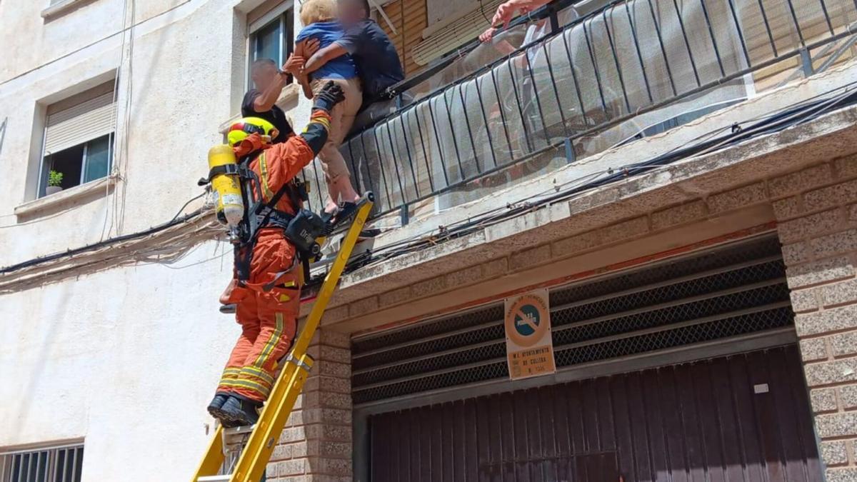 Rescatan a un grupo de cinco personas de la vivienda.