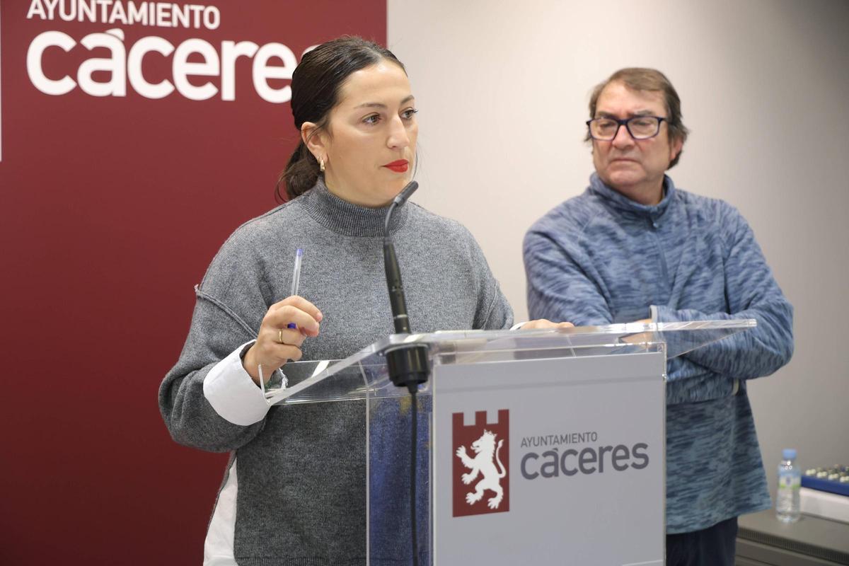Soledad Carrasco presenta la Cabalgata de Reyes junto a Luis Molina, de la empresa Imaginarte Creaciones.