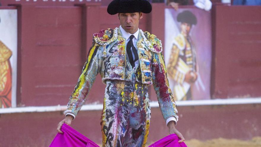 Cayetano torea con el traje pintado por Domingo Zapata en homenaje a Pablo Picasso