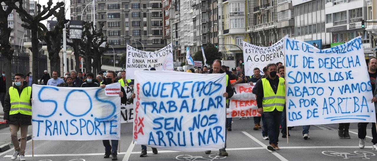 Manifestantes de la huelga del transporte, el pasado marzo por las calles de A Coruña. |   // CARLOS PARDELLAS