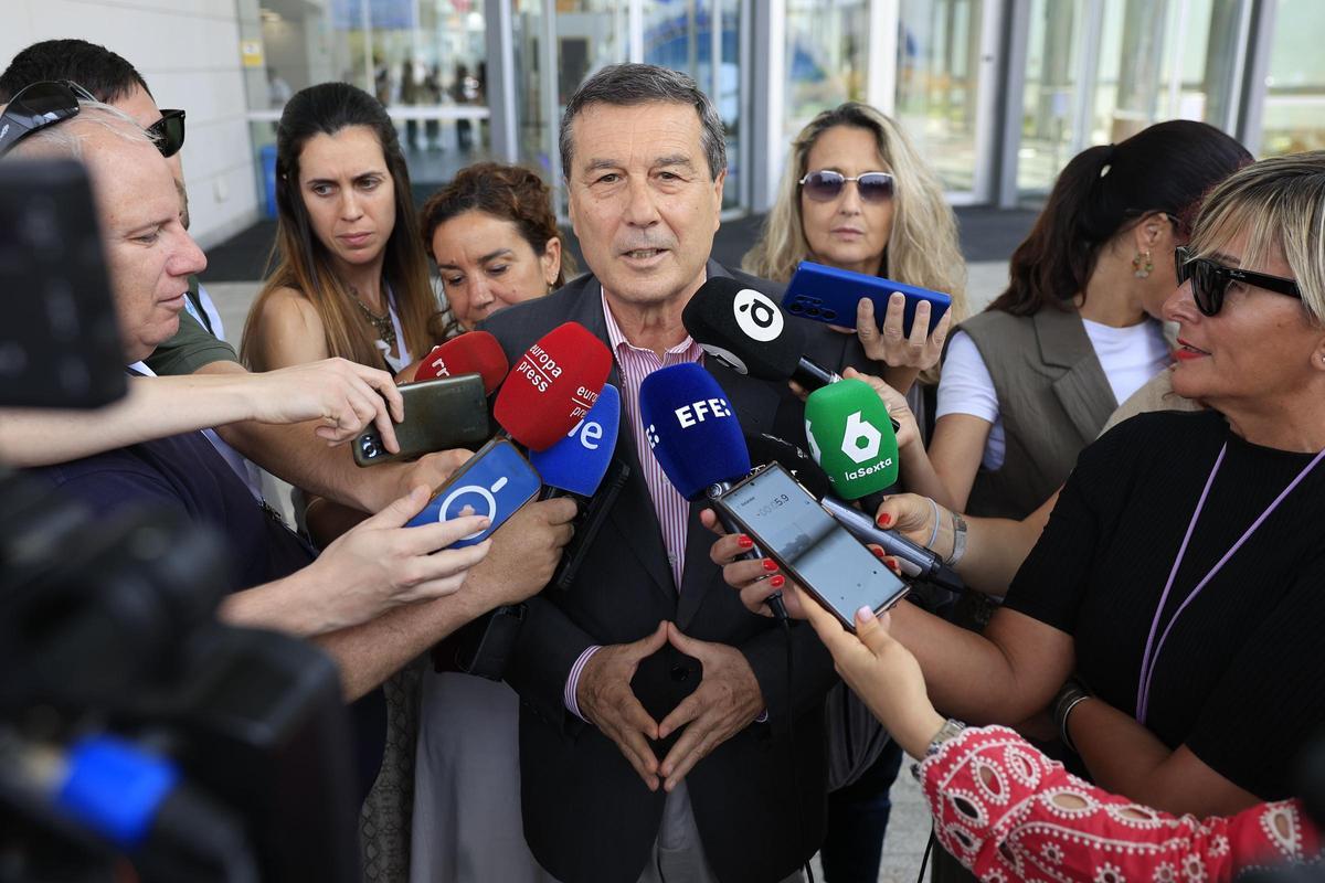 El conseller Marciano Gómez a las puertas del Congreso de la Asociación Española de Pediatría.