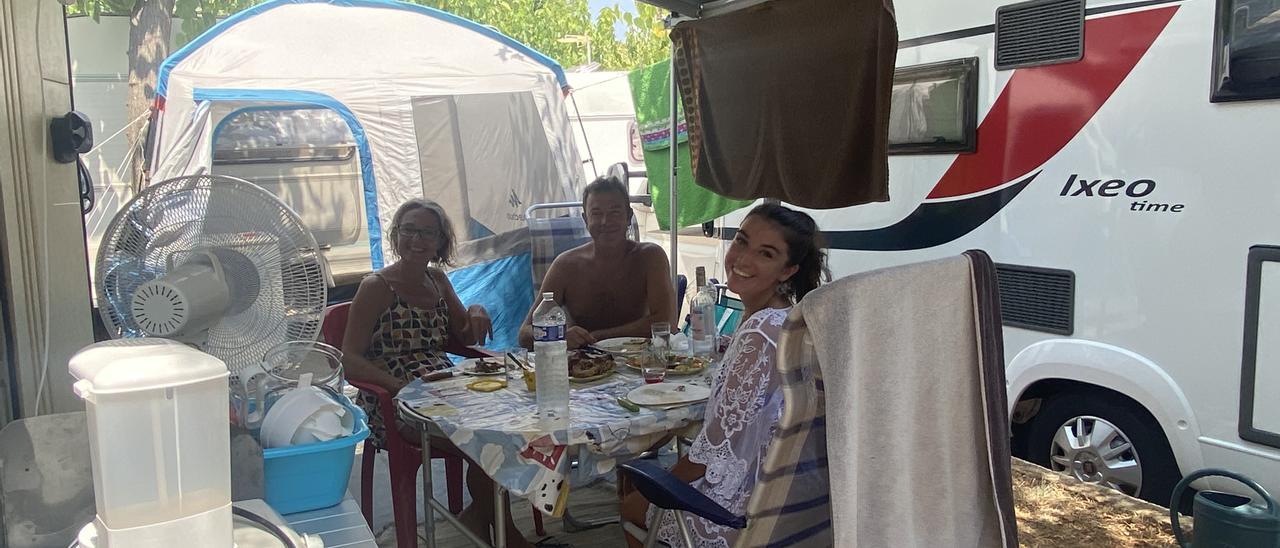 Turistas procedentes de Francia en un camping de Peñíscola.