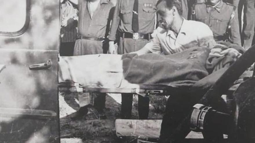 Voluntarios de Cruz Roja  
atienden a las víctímas de la 
explosión de un taller de Ibi 
en 1968. información