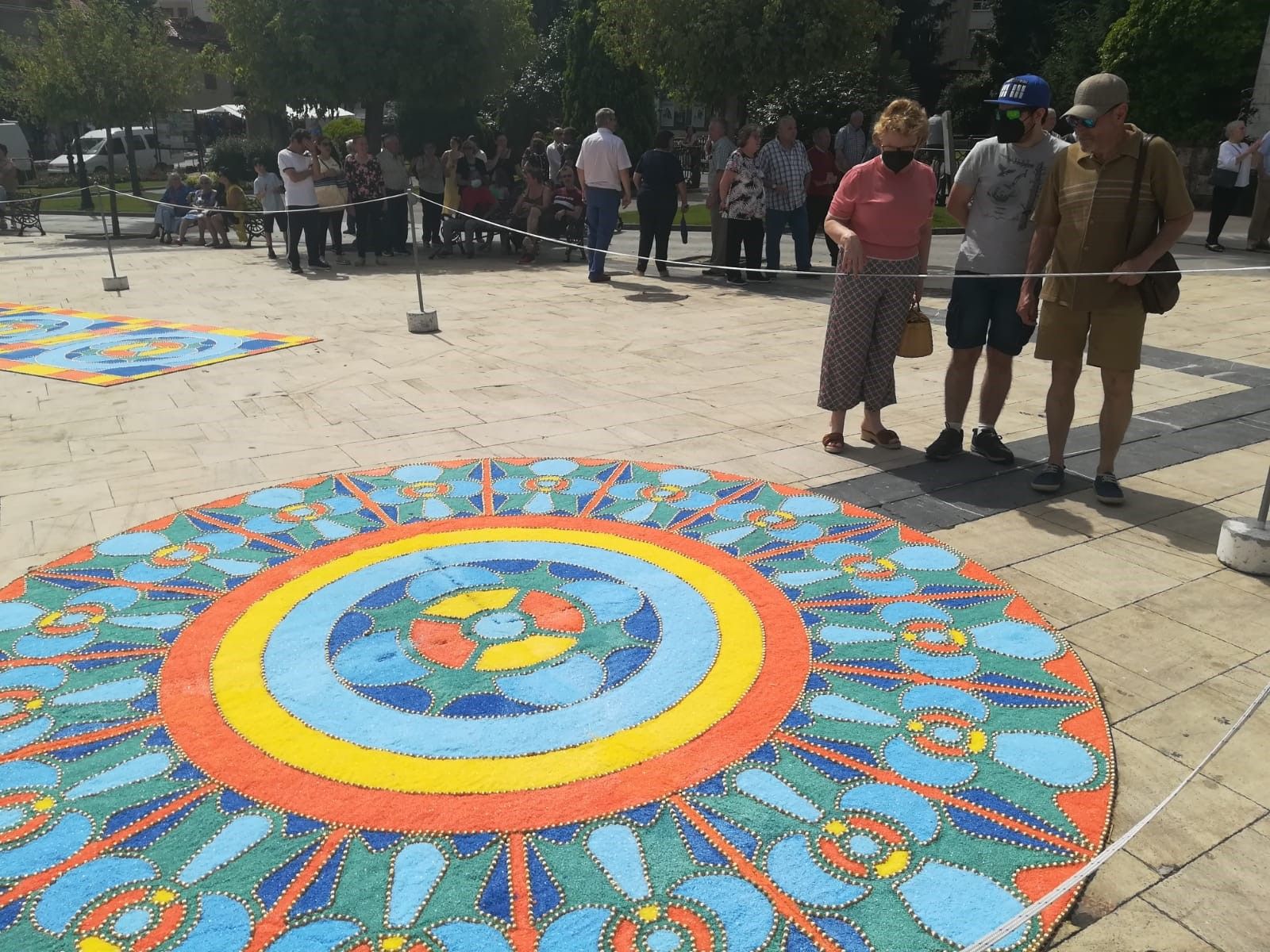 Pravia disfruta el Corpus y se llena de color con las alfombras ornamentales