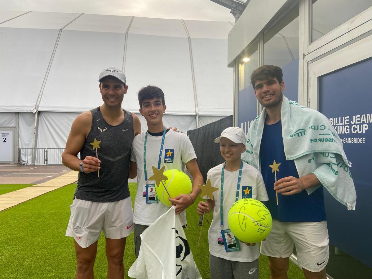 José (izq.) y Pelayo (dcha.) conocen a Rafa Nadal y Carlos Alcaraz.