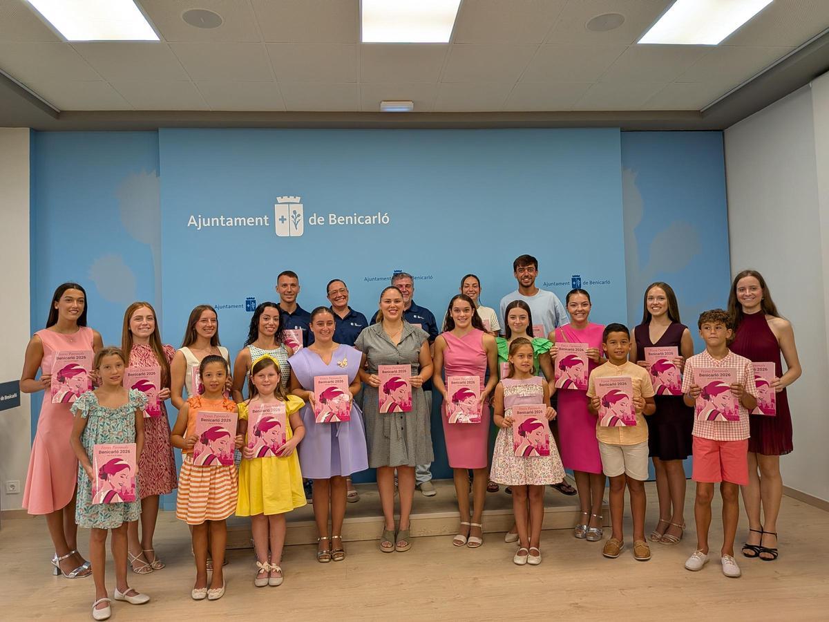 El Ayuntamiento de Benicarló ha presentado la programación de las Fiestas Patronales de Benicarló 2026, en un acto en el que han participado la concejala de Fiestas, María Teresa Pellicer, representantes de la Comisión de Fiestas, la Comisión de Toros, la Coordinadora de Peñas y El Catxull, así como la reina de las fiestas, Claudia Verge, y la Dulcinea, Judith Miquel.