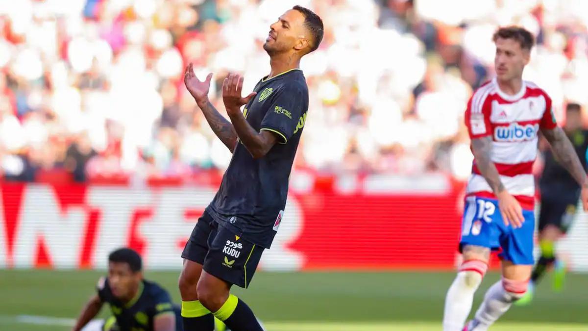 Jonathan Viera, durante un transcurso de su debut ante el Granada