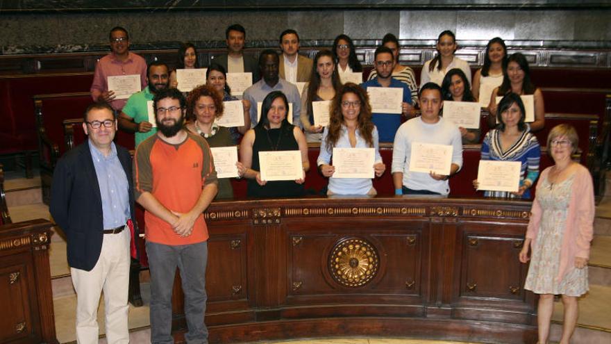 El ayuntamiento entrega los diplomas de las 21 becas Juan Castelló