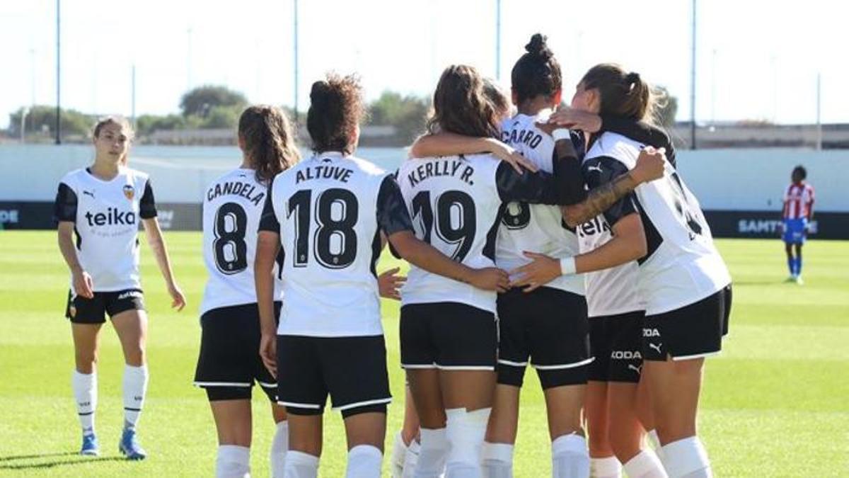 El Valencia Femenino celebra un gol